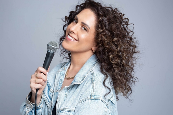 תמונת מופע: חגית גינזבורג במופע סטנדאפ