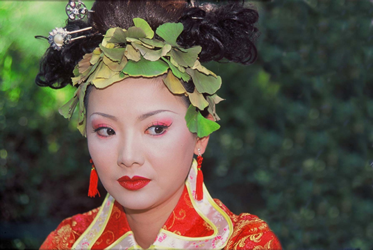 תמונת מופע: נשים חובקות עולם – יואל שתרוג