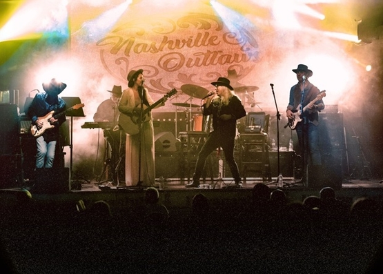 תמונת מופע: נאשוויל אאוטלוז Nashville Outlaws שלושה אקורדים ולב - קאנטרי אמריקאי